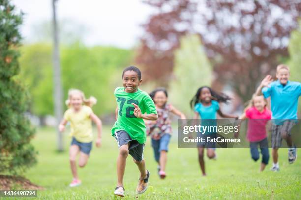 campamento niños corriendo - day 11 fotografías e imágenes de stock