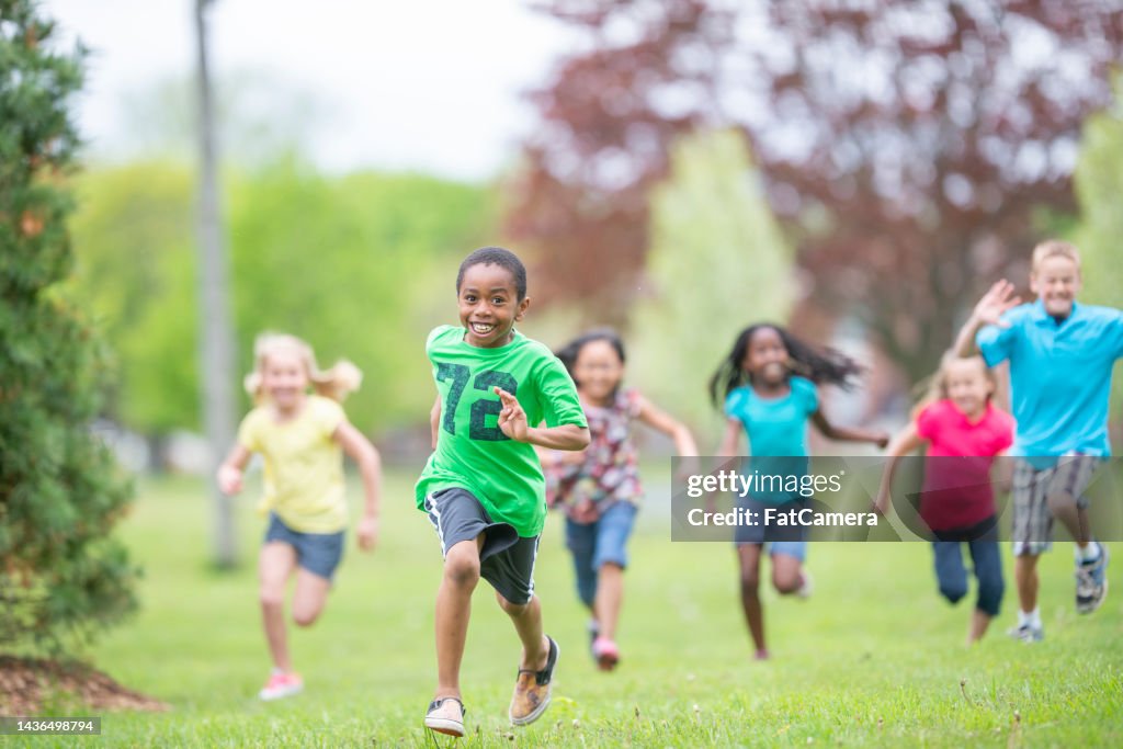 Enfants du camp qui courent