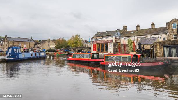 narrow boats in skipton canal basin - duck tow path stockfoto's en -beelden