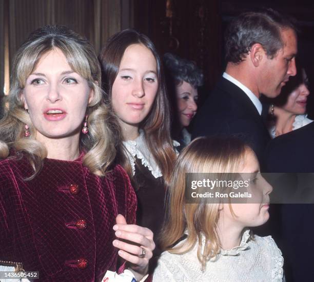 Married American actors Joanne Woodward and Paul Newman, with their children Susan & Melissa Newman attend a premiere of '2001: A Space Odyssey' at...