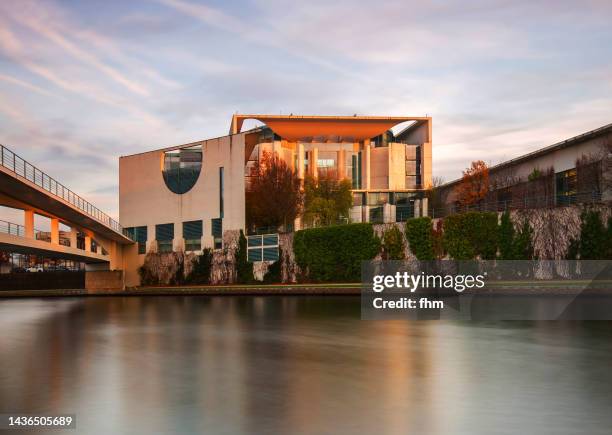 bundeskanzleramt (german chancellery) and spree river at sunset (berlin, germany) - central berlin stock-fotos und bilder