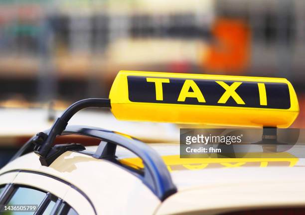 taxi-sign - taxi cab photos et images de collection