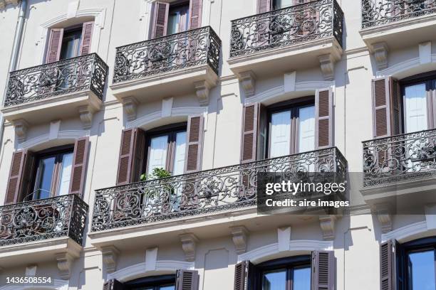 exterior of a residential building with large balconies and large windows on a sunny day - pamplona stockfoto's en -beelden