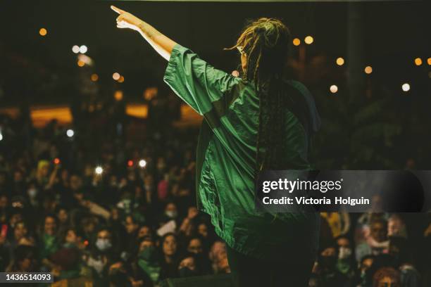 mulher cantando - rap - fotografias e filmes do acervo