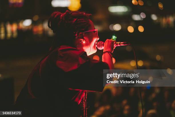 woman singing - woman rap stock pictures, royalty-free photos & images