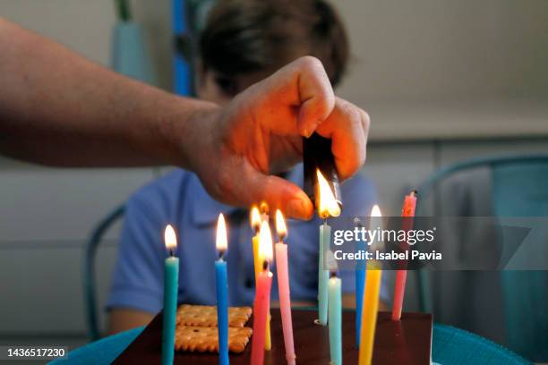 hand igniting candles on cake - lighter fotografías e imágenes de stock