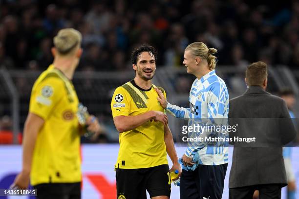 Mats Hummels of Borussia Dortmund speaks to Erling Haaland of Manchester City after their sides' draw during the UEFA Champions League group G match...
