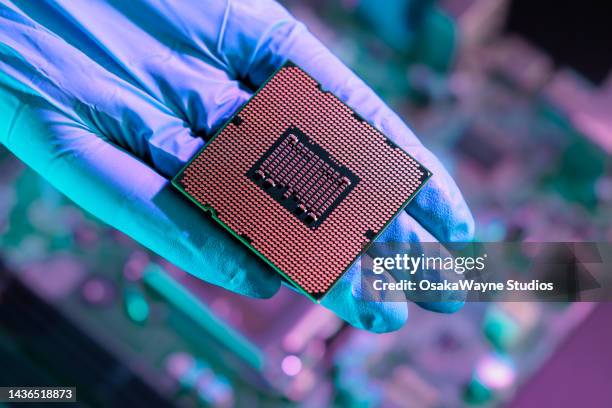 Chip Computer Hand Hand Cpu Photos and Premium High Res Pictures - Getty Images