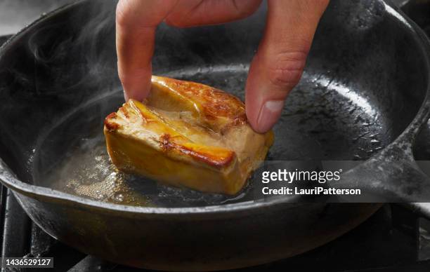 foie gras brûlant à la poêle - foie gras photos et images de collection