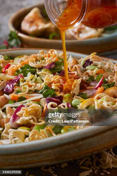 crunchy ramen asian salad - vinaigrette dressing imagens e fotografias de stock