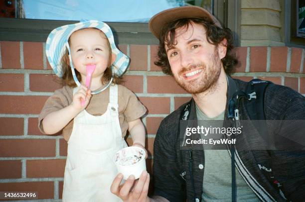portrait of a father and daughter eating ice cream together - アナログ ストックフォトと画像