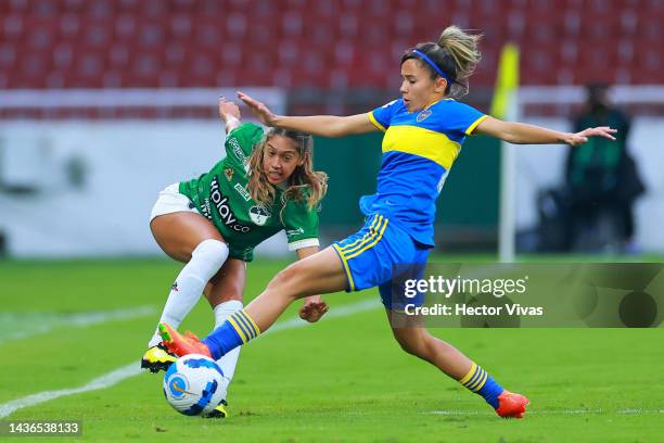 Elexa Bahr of Deportivo Cali battles for possession with Celeste Dos Santos of Boca Juniors during a semi final match of Women's Copa CONMEBOL...