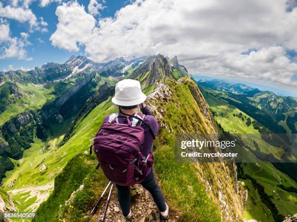 wanderin beim phopto mit der kamera in den schweizer alpen - enge stock-fotos und bilder