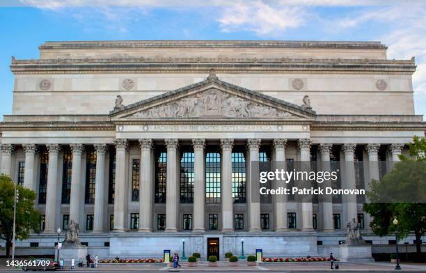 national archives building, washington, dc - neoclásico fotografías e imágenes de stock