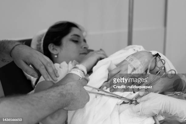 mother holding her newborn baby child after labor in a hospital - sistema reprodutor feminino imagens e fotografias de stock