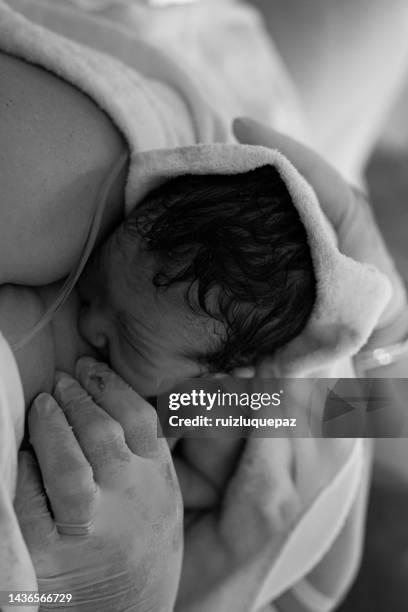 mutter hält ihr neugeborenes baby kind nach der arbeit in einem krankenhaus - labor childbirth stock-fotos und bilder