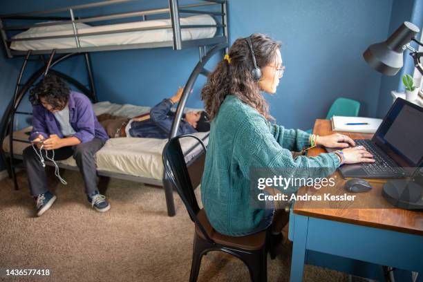 college students in a dorm room studying and hanging out. - native korean 個照片及圖片檔