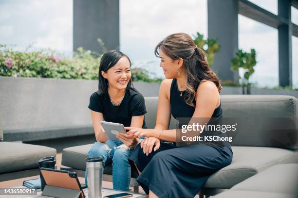 jóvenes mujeres comerciantes que capacitan al comercio de criptomonedas blockchain - gold meets golden fotografías e imágenes de stock