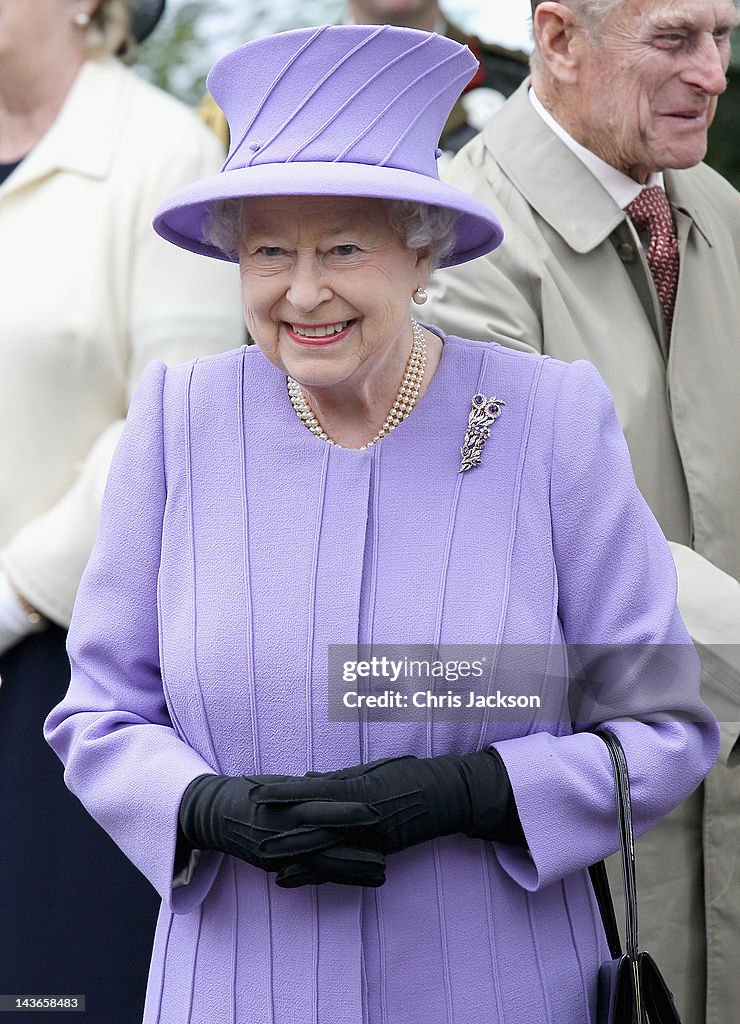 Queen Elizabeth II is cheered by crowds as she arrives at Nine... News ...