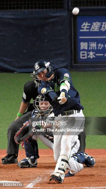 Tetsuto Yamada of the Yakult Swallows hits a three-run home run in the 5th inning against Orix Buffaloes during the Japan Series Game Three at...