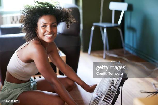 el viento del ventilador eléctrico de la sala de estar la ayuda a sobrevivir a la ola de calor del verano - ventilador fotografías e imágenes de stock