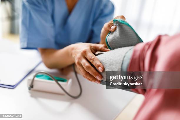 measuring blood pressure at doctor's office! - house call stockfoto's en -beelden