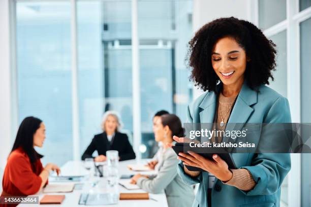 femme noire avec tablette, préparation à la présentation et direction de réunion d’affaires dans la salle de conférence. femme d’affaires, heureuse et planificative, chef d’équipe et stratégie d’entreprise et pitch de projet. - business pitch photos et images de collection