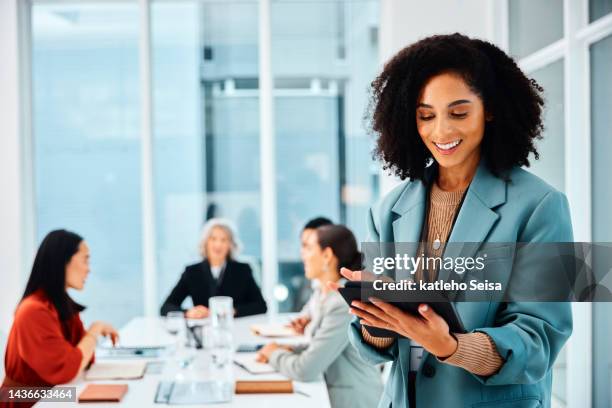 black woman with tablet, preparation for presentation and business meeting leadership in conference room. businesswoman, happy and planning, team leader and business strategy and project pitch. - 投手 個照片及圖片檔
