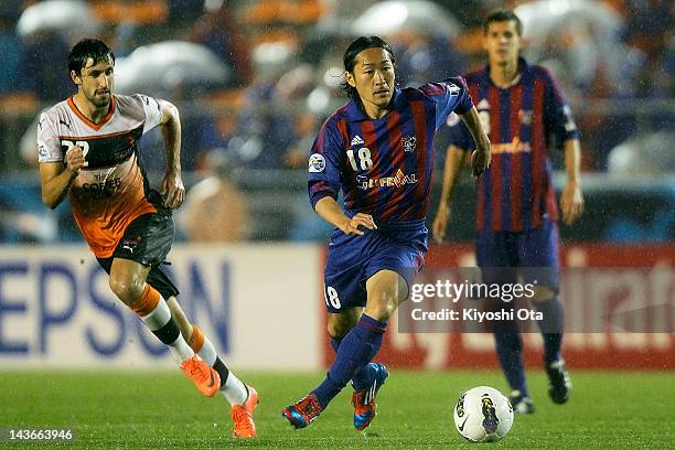 Naohiro Ishikawa of FC Tokyo controls the ball against Thomas Broich of the Roar during the AFC Asian Champions League Group F match between FC Tokyo...