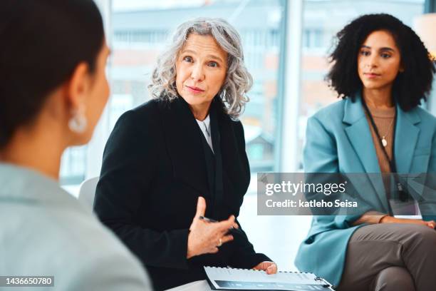 frauen, geschäftstreffen und teamzusammenarbeit von büroangestellten, die über eine unternehmensstrategie sprechen. unternehmens-, team- und mitarbeiter planen gemeinsam einen kundentermin für ein karriereseminar - tradeshow stock-fotos und bilder