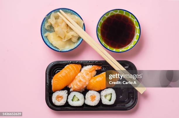 salmon sushi still life - shoyu stockfoto's en -beelden