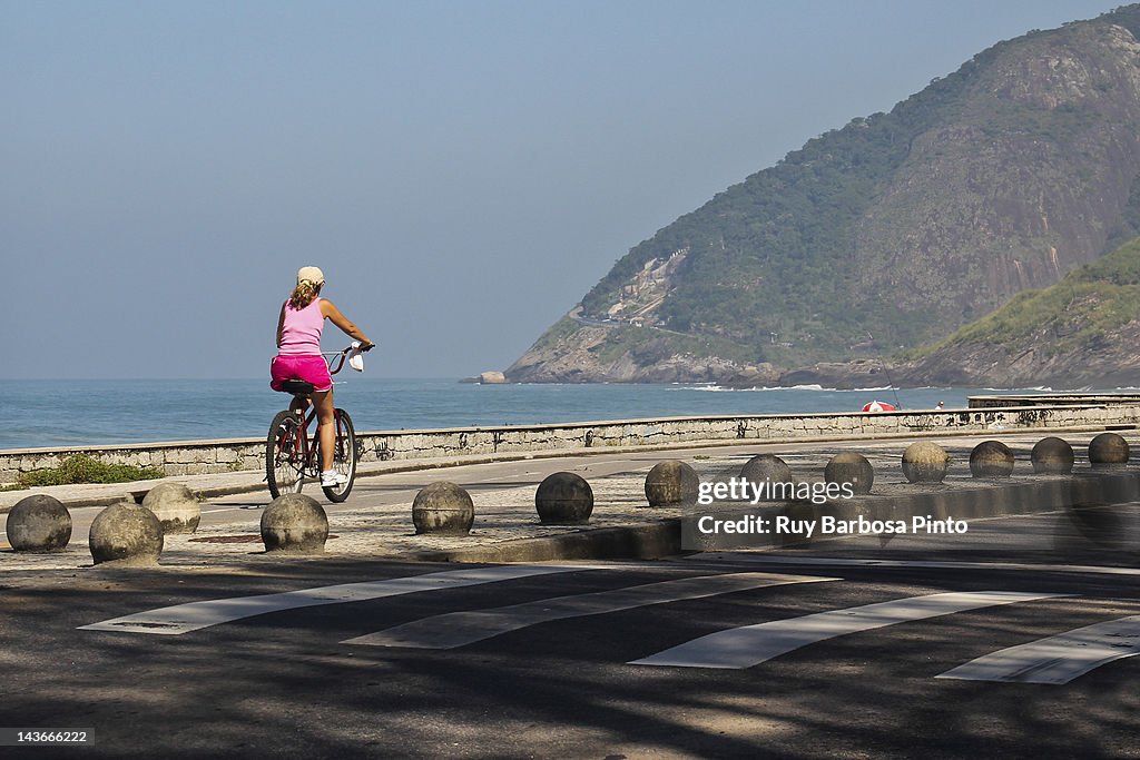 Cycling on edge