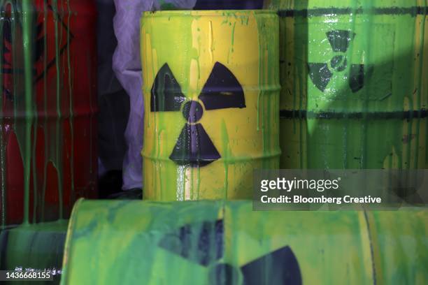 radioactive barrels covered in green paint - radioactive wallpaper stock-fotos und bilder