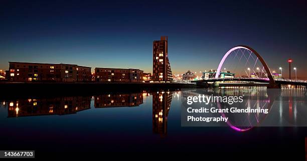 clyde arc bridge reflection - grant glendinning stock-fotos und bilder