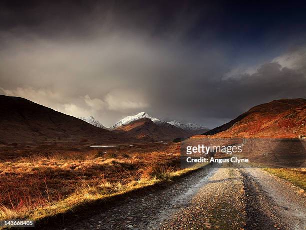 rough rocky track path - inverness fotografías e imágenes de stock
