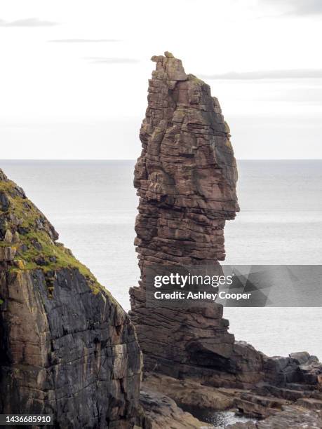 the old man of stoer sea stack in assynt, scotland, uk. - point of stoer fotografías e imágenes de stock