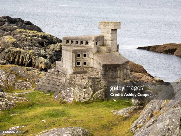 a folly castle on the coast at achmelvich, assynt, scotland, uk. - achmelvich stock pictures, royalty-free photos & images