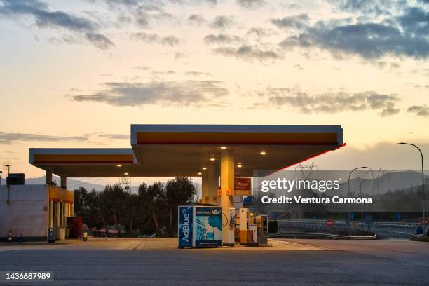 petrol station at dusk - granada province, spain - diezma fotografías e imágenes de stock