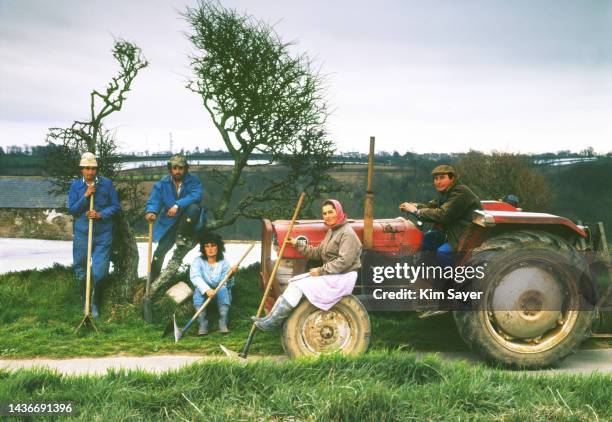 tractor and crew,  jersey, uk circa 1982 - jersey england foto e immagini stock