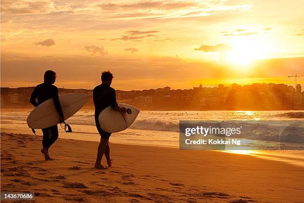 bondi surfers - bondi beach sydney stock-fotos und bilder