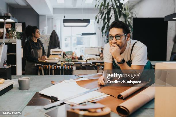 créateur de cuir japonais travaillant dans son atelier - travail du cuir photos et images de collection
