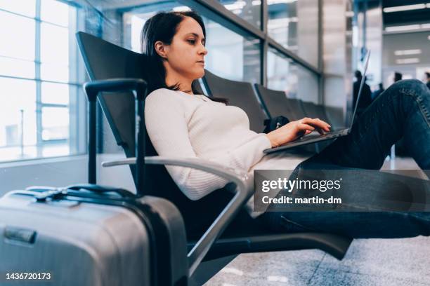 passenger at the airport using laptop - jet lag 個照片及圖片檔
