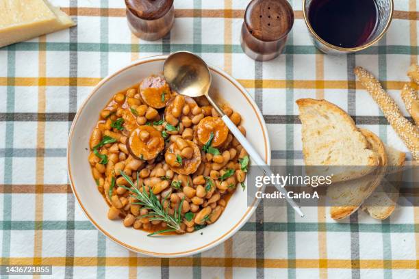 cannellini beans and sausage stew - bohne stock-fotos und bilder