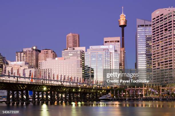 sydney harbour, city skyline, sydney - hochhaus centrepoint tower stock-fotos und bilder