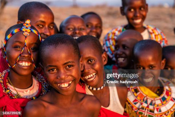 gruppe glücklicher afrikanischer kinder aus samburu- stamm, kenia, afrika - afrikanischer volksstamm stock-fotos und bilder