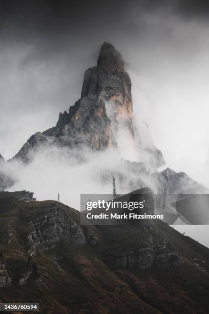 passo rolle landscape, dolomites, italy - bewolkt stockfoto's en -beelden