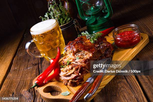 pulled pork out of the oven with beer sauce - chispes - fotografias e filmes do acervo