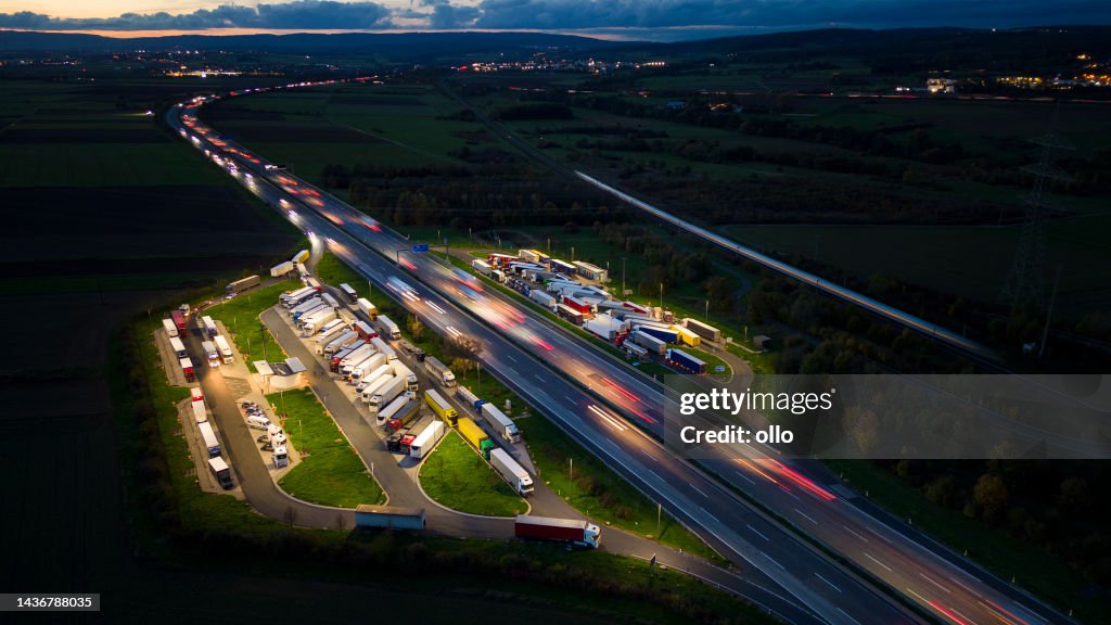 Autopista y área de descanso al atardecer - vista aérea