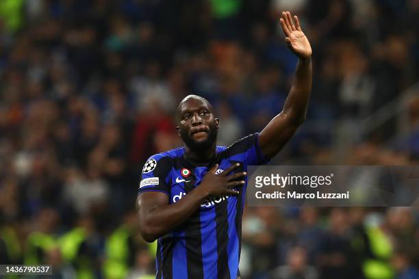 Romelu Lukaku of FC Internazionale acknowledges fans after the final whistle of the UEFA Champions League group C match between FC Internazionale and...