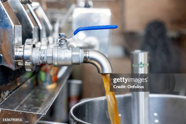 étapes de production de sirop d’érable à la cabane à sucre, québec, canada - cabane structure bâtie photos et images de collection